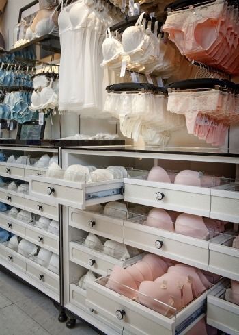 Lingerie Store Design, Lingerie Storage, A Clothing Store, Clothing Store Design, Store Design Boutique, Store Layout, Boutique Decor, Store Interiors, Lingerie Boutique