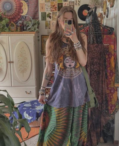 Hippie Christian, Hippie Outfit Inspo, Hippie Boho Outfits, Hippie Fits, Christian Outfits, Boho Sunshine, Bohemian Twist, Hippie Aesthetic, Earthy Outfits