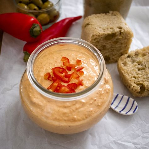 Passt als Dip zu Crackern oder Gemüsesticks oder als Aufstrich zu frischem Brot: Unser Paprika Feta Dip. Der ist in 5 Minuten zubereitet und perfekt für den nächsten Grillabend. Feta Dips, Paprika Feta Dip, Paprika Dip, Cold Buffet, Grill Party, Feta Dip, Greek Recipes, Party Snacks, Chutney