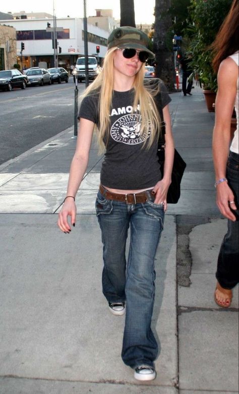 Lindsey Lohan 2000s Style, Lindsay Lohan 2000s Outfits, Simple 2000s Outfit, Early 00s Aesthetic, Iconic 2000s, Conrad Style, Lauren Conrad Style, Low Jeans, Iconic Outfits