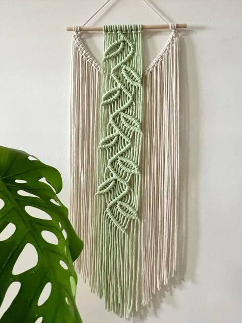 Diy Macrame Plant Hanger Easy, Macrame Wall Hanging Ideas, Macrame Wall Hanging Tutorial, Homemade Bows, Macrame Home Decor, Macrame Knots Pattern, Diy Macrame Plant Hanger, Diy Yarn Crafts, Wall Hanging Diy