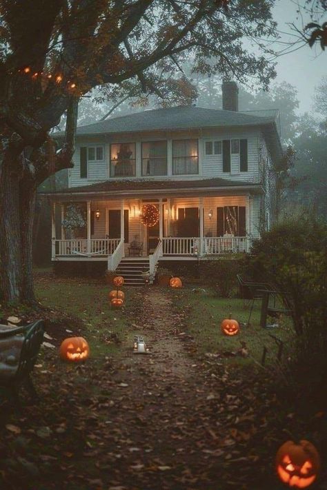 Orchard Aesthetic Vintage, Halloween Decor Spooky, Halloween Aesthetic House, Halloween Season Aesthetic, Halloween House Aesthetic, Halloween Vintage Aesthetic, Halloween Vibes Aesthetic, Dark Halloween Aesthetic, Halloween Aesthetic Decor