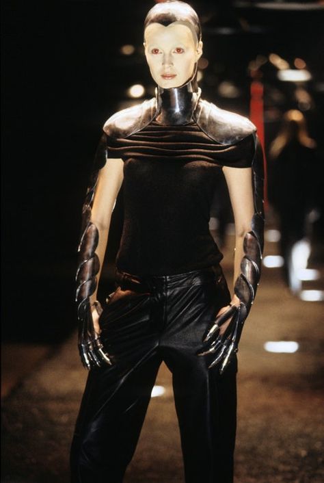 Mcqueen 1998, Alexander Mcqueen Fashion Show, Alexander Mcqueen Runway, Shalom Harlow, Extreme Fashion, Alexander Mcqueen Fashion, Mcqueen Fashion, Fashion Moments, 1990s Fashion