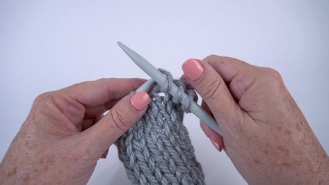 There are many ways to hold and tension the yarn when knitting. The English (or throwing) knitting method is a common way to knit where the yarn is held in the… English Knitting Method, Knitting Circle, English Knitting, Trinity Stitch, Knitting Basics, Cable Knitting, Cable Stitch, Purl Stitch, Knitting Videos