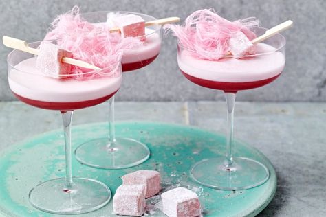 Turkish Delight Cocktail, Strawberry Gin, Gin Lemon, Strawberry Margarita, Alcoholic Cocktails, Christmas Cocktail, Diet Breakfast, Fairy Floss, Martini Recipes