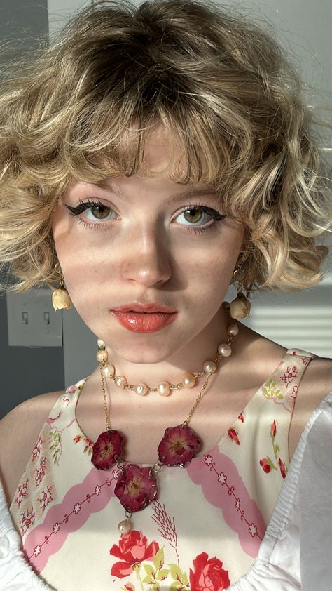 Girl with white rose earrings and a Pearl and rose necklace. Wearing a dress with roses on it and an off the shoulder top. Whimsical Haircut, Blonde Short Curly Hair, Curly Blonde Bob, Short Curly Blonde Hair, The Wet Look, Bushy Hair, Hairstyle Easy, Blonde Curly Hair, Blonde Curls