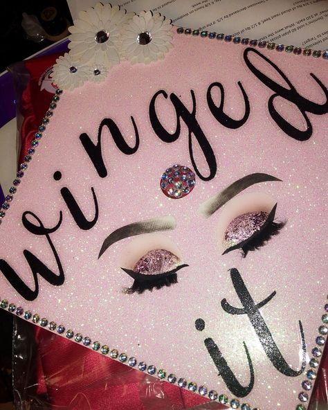 Girly graduation cap makeup inspired “winged it” Lash Tech Graduation Cap, Makeup Graduation Cap, Cosmetology School Graduation Cap, Graduation Cap Designs Cosmetology, Esthetician Graduation Cap, Cosmetology Graduation Cap, Girly Graduation Cap, Cosmetology Graduation, Senior Year Diy