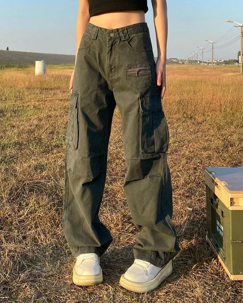 Becoming obsessed with the sunset <3 Y2k Women's Solid Color Cargo Pants is now available on our store! (Link in bio) . . . . . . . . . . . . . . . #streetwear #streetfashion #streetinspo #streetstyle #fashionstyle #fashioninspo #fashioninspiration #streetinspiration #y2k #dailyfit #dailylook #streetlook #fashionlook #ootd #outfitoftheday #sunset #cargopants #cargo Vintage Cargo Pants Outfit, Gemma Core, Flared Cargo Pants, Cargo Pants Gray, Color Cargo Pants, Summer Chic Outfit, 90s Y2k Fashion, Pants Gift, Y2k Women