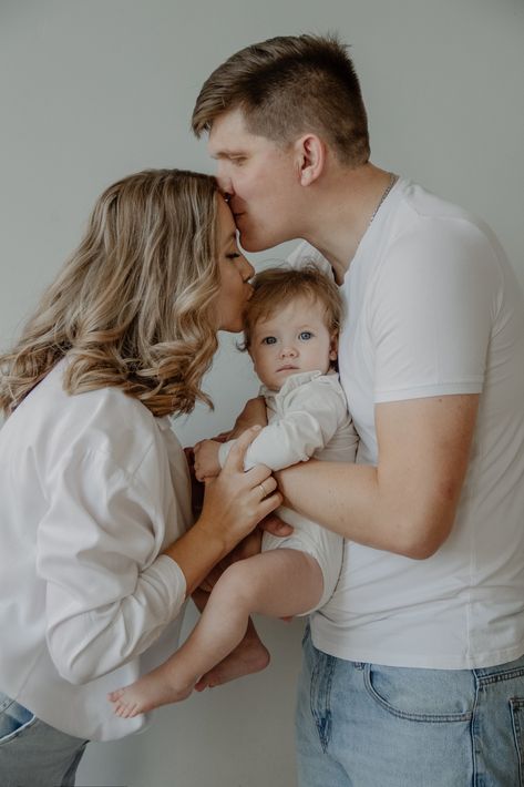 Infant Family Photos Indoor, Family Of 3 Photoshoot Studio, Studio Family Photoshoot, Mother Day Photoshoot, Mother Day Photoshoot Mini Sessions, Family Studio Session, Studio Family Portraits, Family Photo Studio, Baby Family Pictures