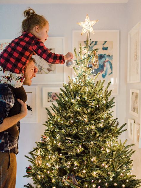 Father And Daughter Decorate A Christmas Tree | Stocksy United Christmas Poses, Christmas Tree Pictures, Baby Christmas Photos, Daughter Christmas, Christmas Photoshoot, Christmas Tree Farm, Christmas Mood, Father Christmas, Christmas Morning