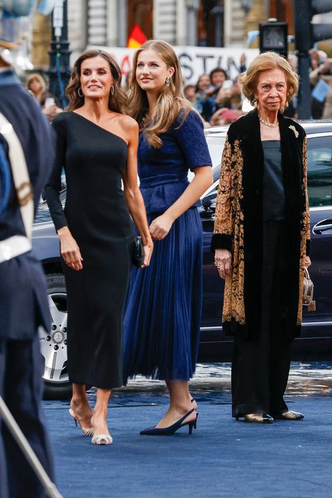 The Royal Family of Spain Attend Princess of Asturias Awards 2023 Queen Letizia Style Dresses, Queen Of Spain Letizia, Bulgari Earrings, Infanta Sofia Of Spain, Queen Sofia Of Spain, Wedding Guest Skirt, Queen Letizia Style, Princess Leonor Of Spain, Leonor Of Spain