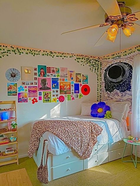 𝓸𝔂𝓲𝓷𝓹𝓸𝓼𝓽𝓮𝓭𝓽𝓱𝓪𝓽𝓽 💜✨| indie room inspo Indie Bedroom Ideas, Indie Room Inspo, Indie Bedroom, Neon Room, Retro Room, Indie Room Decor, Pinterest Room Decor, Indie Room, Teen Room Decor