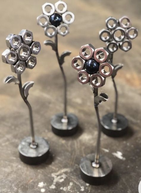 Welding Gifts, Metal Roses, Welding Crafts, Car Part Furniture, Gear Art, Welding Art Projects, Metal Working Projects, Diy Roses, Metal Yard Art