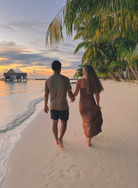 Couple Holidays, Couple Pose Holiday, Couples On Vacation Aesthetic, Couple Maldives Photo, Couples Maldives, Couple Poses Maldives, Miami Couples Vacation, Thailand Aesthetic Couple, Couples Beach Vacation Photo Ideas