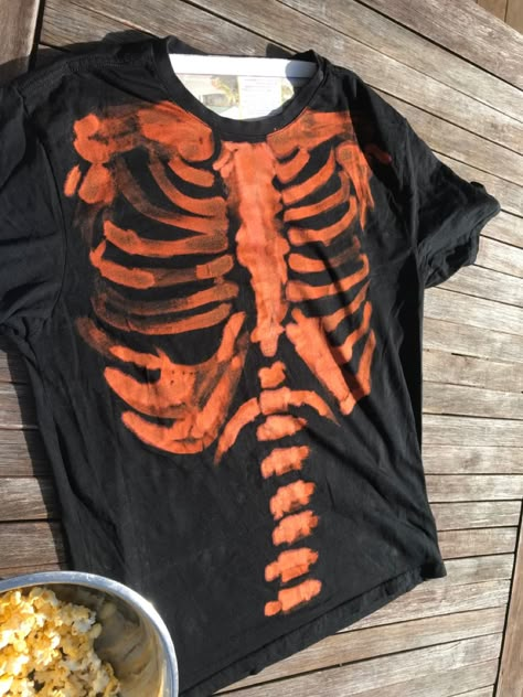 Skeleton T Shirt Rib Cage Bleach, Skeleton Bleached Shirt, Bleached Black Shirt Ideas, Bleached Ribcage Shirt, Bleach Rib Cage Shirt, Designs To Draw On Shirts, Ribcage Bleach Shirt, Bleach T Shirts Diy, Skeleton Shirt Bleach