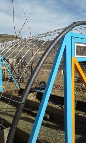 Small Cattle Panel Greenhouse, High Tunnel Greenhouse How To Build, Cattle Panel High Tunnel, Cattle Panel Hoop Coop, High Tunnel Greenhouse, Diy Greenhouses, Homestead Diy, Simple Greenhouse, High Tunnel