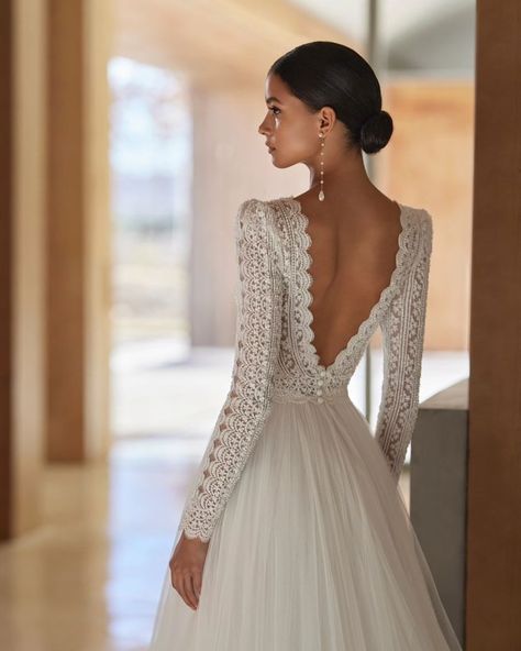 Obsessed with details? We are too! And this dress by rosaclara_latam has all of them! 😃 Rosa Clara Wedding Dress, Rosa Clara Bridal, Rosa Clara Wedding Dresses, Elegant Bridal Gown, Sparkly Wedding Dress, Classy Wedding Dress, Soft Tulle, Luxury Bridal, Bateau Neckline