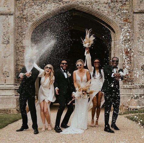 That "just married" feeling, but share it with your entire wedding party! There's no better way to celebrate your marriage with your squad than popping champagne. Plus, the matching sunglasses make them all look too cool for this modern summer wedding. Click the link for more pictures you can't forget to take with your wedding party. // Photo: La Mariée aux Pieds Nus Wedding Champagne Spray, Wedding Photo Ideas Bridesmaids And Groomsmen, Champagne Spray Wedding Photo, Bridesmaid And Groomsmen Pictures, Katb Ketab, Champagne Spray, Modern Luxury Wedding, Formal Photos, Groomsmen Photography