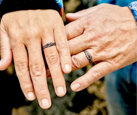 Knot Tattoos, Wedding Ring Finger Tattoos, Finger Tattoos For Couples, Ring Tattoo Designs, Wedding Band Tattoo, Maching Tattoos, Line Tattoo Ideas, Wedding Ring Tattoo, Tattoo Wedding Rings