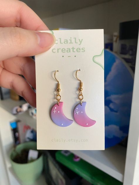 Clay moon earrings, polymer clay earrings, clay jewelry Keychains Made From Clay, How To Make Clay Earrings Diy, Clay Earrings Diy Ideas Cute, Clay Jwellary Diy, How To Make Earrings With Clay, Cute Clay Earrings Diy, How To Clay Earrings, Handmade Clay Earrings Ideas, Clay Moon Earrings