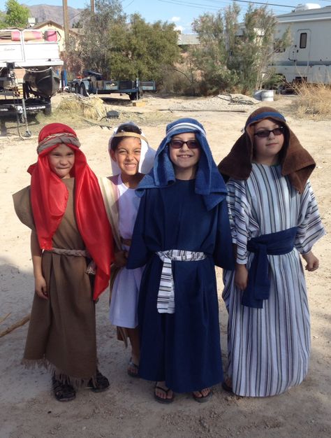 Bible costumes. Really easy to make. Used flat sheets, folded in half, cut at the fold for head to go through, it was too long so we cut the bottom & used as belts & head piece. Biblical Outfits, Bible Costumes, Jesus Costume, Shepherd Costume, Biblical Clothing, Family Worship Night, Biblical Costumes, Nativity Costumes, Ward Christmas Party