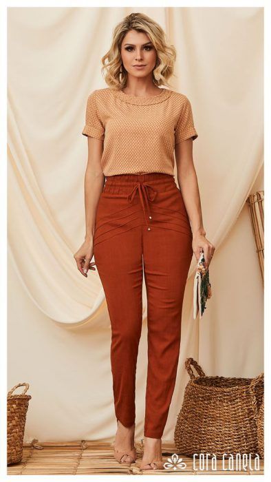 Pantalon color ladrillo con remera beige Fitness Video, Dressy Pants, Stylish Work Outfits, Professional Attire, Brown Pants, Color Analysis, Casual Work Outfits, Colour Combination, Work Outfits Women