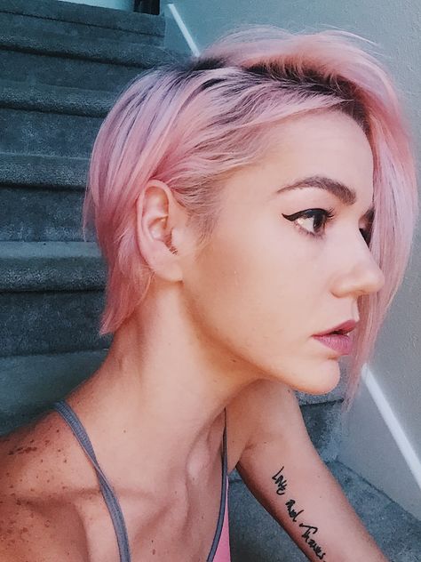 Short hair, pixie hairstyle, pastel pink, makeup, cat eye, winged eyeliner, asymmetrical bob pixie, chalk splat dusty pink Pastel Pink Makeup, Cat Eye Winged Eyeliner, Pastel Hair Short, Makeup Cat Eye, Pastel Pixie, Short Hair Pixie, Pixie Makeup, Easy Short Haircuts, Bob Pixie