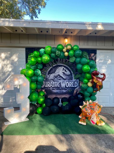 Indominus Rex Birthday Party, Diy Dinosaur Backdrop, Dianasore Birthday Theme, Jurrasic Park Birthday Party, Dinosaur Themed Birthday Party Backdrop, Jurassic Park Theme Party, 3 Rex Birthday Backdrop, Dino Backdrop Birthday Party Ideas, Dinosaur Backdrop Ideas