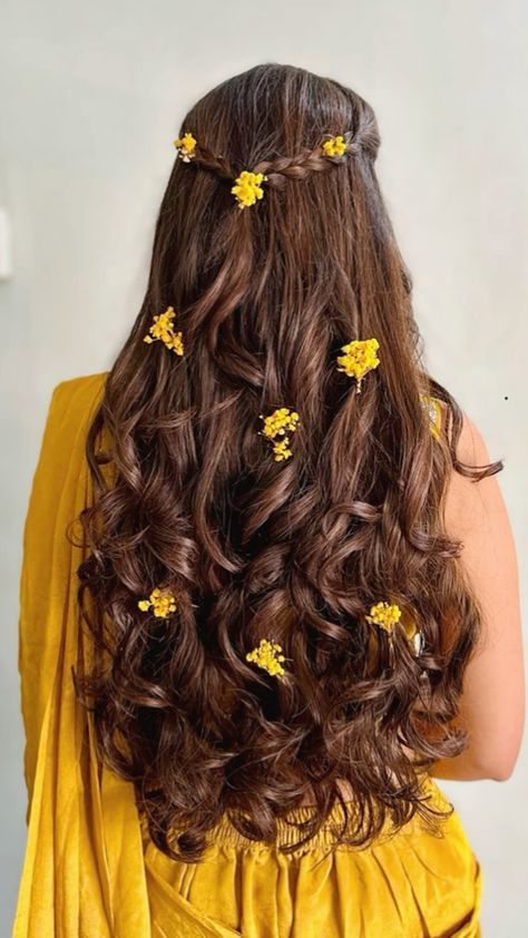 Hairstyles For Weddings Indian Bride, Haldi Open Hairstyles For Bride, Holud Bride Hairstyle, Mehendi Hairstyles For Bride, Braided Hairstyles For Haldi, Haldi Makeup And Hairstyle, Pithi Hair Styles, Haldi Look Hairstyle For Bride, Mehndi Event Hairstyles