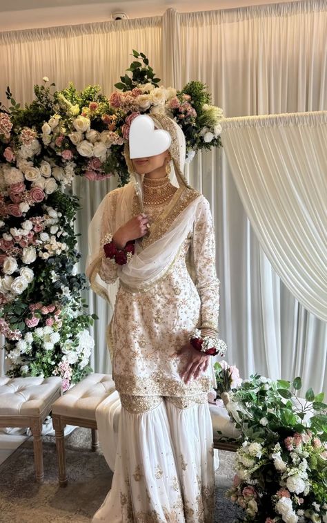 Simple Nikkah Bride, Hijabi Pakistani Bride, Bridal Nikkah Dresses, Nikkah Bridal Dress, Simple Nikkah Outfit, Pakistani Wedding Aesthetic, Desi Wedding Outfits, Hijabi Bride Pakistani, Nikah Aesthetic