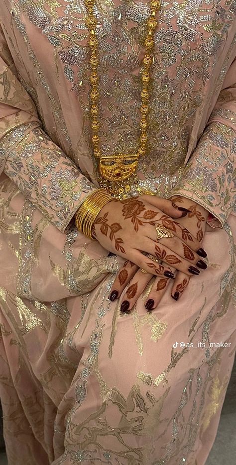 Emirati Wedding Dress, Dubai Henna Design, Khaleeji Henna, Eid Looks, Dubai Gold Jewelry, Arabic Henna Designs, Henna Inspired Tattoos, Modern Henna, Henna Art Designs