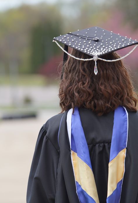 Graduation Picture Grad Cap Inspo Aesthetic, Aesthetic Graduation Cap Designs, Graduation Cap Headband, Rhinestone Graduation Cap, Graduation Outfit College, College Grad Cap Ideas, Graduation Cap Decoration Diy, High School Graduation Cap, College Graduation Cap Decoration