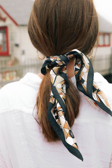 5 Ways To Wear A Silk Scarf This Summer - The Coastal Confidence, |The Coastal Confidence| |TCC| How to wear a silk scarf? How to style a silk scarf? How to have multiple ways to wear a scarf? #summerstyle #style #scarf #eastcoast #styleinspiration #preppy #blogger Silk Scarf Hairstyles, Wear A Silk Scarf, Hair Scarf Styles, Ways To Wear A Scarf, How To Wear Scarves, 가을 패션, Scarf Hairstyles, Headband Hairstyles, Hair Accessories For Women