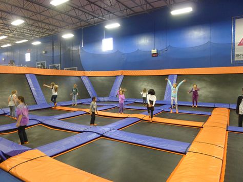 Choose Sky Zone Trampoline Park for Girls Birthday Parties - Akron Ohio Moms Camping In England, Sky Zone, Summer Day Camp, Yosemite Camping, Indoor Trampoline, Orlando Parks, Twin Falls, Trampoline Park, Day Camp