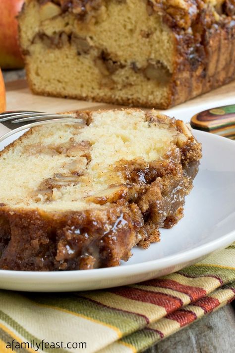 Apple Streusel Bread - A sweet cake-like bread with a layer of apple chunks and walnuts in middle and topped with a cinnamon streusel. The best dessert for apple season! Apple Streusel, Cinnamon Streusel, The Best Dessert, Cooking Bread, Apple Season, Fruit Bread, Apple Bread, Sweet Cake, Quick Bread Recipes