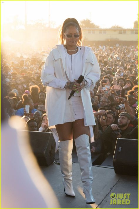 Rihanna Performs 'Loyalty' with Kendrick Lamar for First Time at TDE's Christmas Concert! Rihanna Christmas, Rihanna And Eminem, Kendrick Concert, Faithful Quotes, Rihanna Asap Rocky, Rihanna Asap, Rihanna Concert, Rihanna Street Style, Looks Rihanna