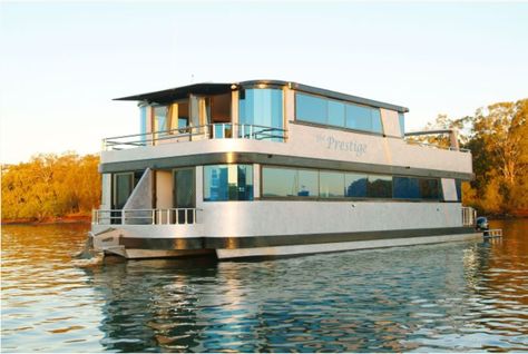 8 of the world's most luxurious houseboats - CBS News Woodsy Cottage, Luxury Pontoon Boats, Float House, House Boats For Sale, Luxury Houseboats, Dubai Resorts, Houseboat Rentals, Water Vehicles, Boat House Interior