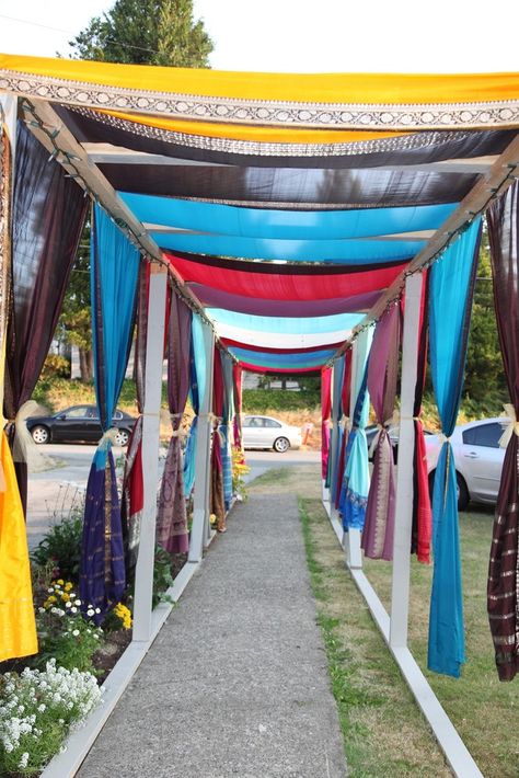 Waow great way to make use of old saris at home and bring out an amazing walkway entrance at no cost! Old House Wedding, Low Budget Wedding Decorations, Budget Wedding Decorations, Wedding Decorations Indian, Wedding Walkway, Outdoor Wedding Lighting, Low Budget Wedding, Outdoor Walkway, Wedding House