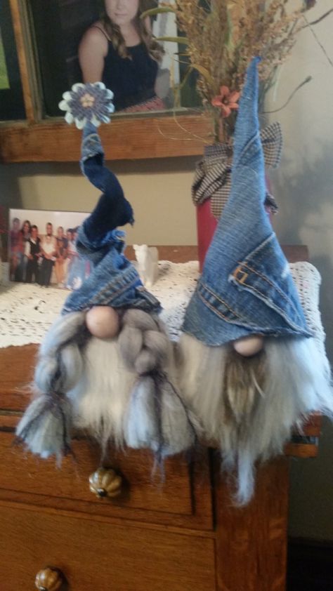 Gnomes in denim Denim Gnomes Diy, Gnome Tutorial, Nordic Gnomes, Blue Jeans Crafts, Gnomes Diy, Scandinavian Gnomes, Diy Gnomes, Gnome Patterns, Gnomes Crafts