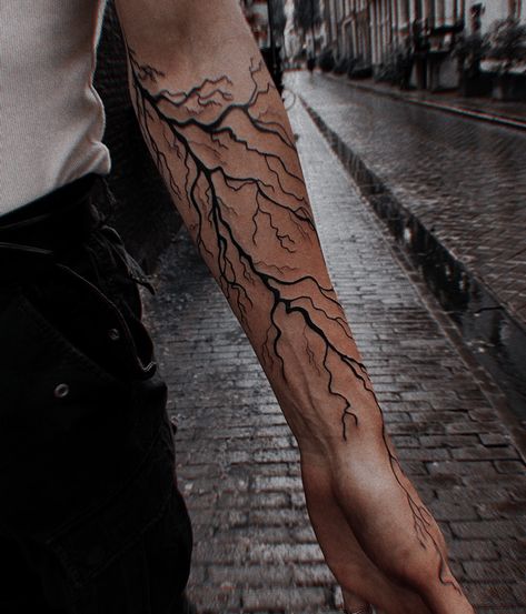 Tattoos Arm Mann, Blitz Tattoo, Tattoo Bras Homme, Blood Tattoo, Lightning Tattoo, Tato Minimal, Ikan Koi, Tattoo Inspiration Men, Scary Tattoos