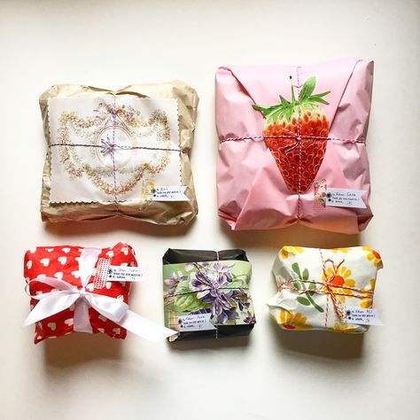 Homemade Gift Wrap, Diy Craft Gift Ideas, Cute Present Wrapping, Gift Wrapping Aesthetic, Cute Wrapping Ideas, Aesthetic Gift Wrapping, Gift Wrapping Ideas Creative, Cute Gift Wrapping, Cute Gift Wrapping Ideas