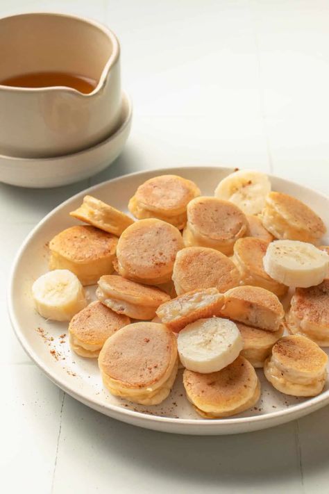 Mini Banana Pancakes - Wooed By The Food Mini Banana Pancakes Recipe, Mini Banana Pancake Bites, Mini Banana Pancakes, Pancake Pictures, Kids Pancakes, Pancake Bites, Easy Baby Food Recipes, Banana Pancakes Recipe, Mini Bananas