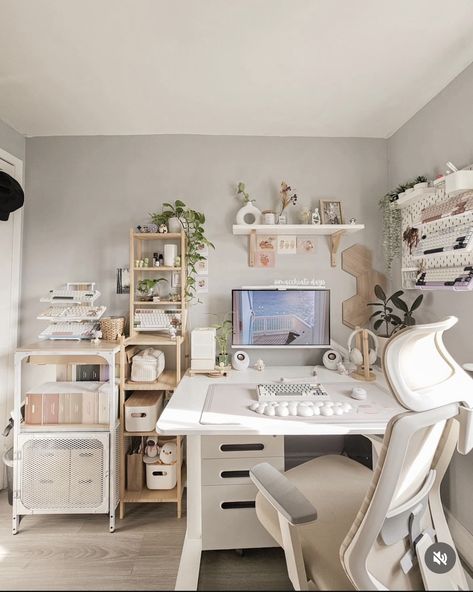 Pc Desk Setup, Gaming Room Setup Bedrooms, Cute Desk Setup, Cute Interior Design, Cute Interior, Bedroom Ideas For Small Rooms Cozy, Dream Bedroom Inspiration, Cozy Desk, Aesthetic Bedroom Ideas