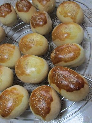 Keith and Celia: Kuri Manjū 栗饅頭 (Chestnut buns) Baked Manju Recipe, Manju Recipe, Bread Head, Pancake Shapes, Chestnut Recipes, Mooncake Recipe, Music Ministry, Sweet Buns, Japanese Sweet