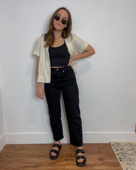 Straight Leg Jean Outfits Summer, Black Jeans Summer Outfit Casual, Black Jeans Midsize, Black Top Casual Outfit, Black Jeans Mom Outfit, Black Mom Jeans Outfit Spring, Black Jean Outfits Summer, Spring Outfit Black Jeans, Black Jean Spring Outfits