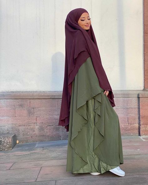 Khimar are getting super popular in Europe. Easy to put on they look cute with dresses and are perfect for new or expert hijabis. Check out ours on the website Jilbab Outfits, Khimar Style, Long Outfit, Stile Hijab, Niqab Fashion, Outfits Hijab, Modest Fashion Hijab, Muslim Fashion Hijab Outfits, Muslim Women Fashion