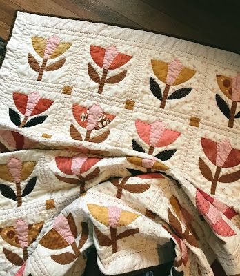 Tulip Applique Quilt, Tulip Quilt Pattern, Tulip Quilts, Tulip Applique, Tulip Quilt, Autumn Quilts, Scrap Quilting, Cool Bookshelves, Quilting Designs Patterns