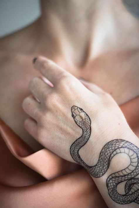 Garder Snake Tattoo, Brown Snake Tattoo, Garter Snake Drawing, Garter Snake Tattoo, Corn Snake Tattoo, Snack Tattoo, Snake Tatoos, Snake Hand Tattoo, Loki Tattoo