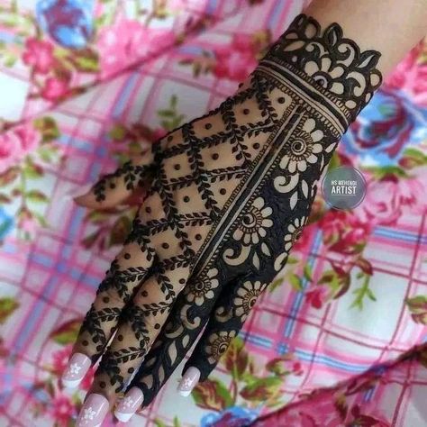 Trending Arabic Mehendi Designs, Black Hand Mehndi Design, Mehandi For Back Hands, Back Hand Mehndi Designs Stylish Unique, New Mehndi Designs Unique Back, Unique Mehndi Designs Back Hand, New Mehndi Designs Unique, Round Mehndi Designs, Trending Mehndi Designs