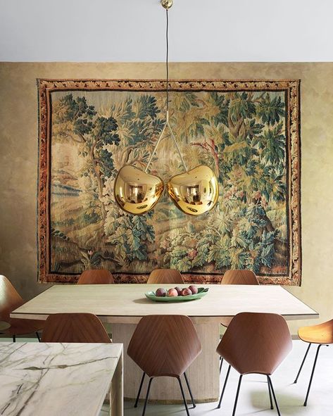 Vogue Living on Instagram: “British architect @studiomackereth took an irreverent, Alice in Wonderland-inspired approach to the makeover of these Dickensian-era…” Dining Room Layout, Modernist Interior, Dining Room Wall Decor, Luxury Dining Room, Luxury Dining, Dining Room Inspiration, Contemporary Dining, Dining Room Walls, Modern Dining Room